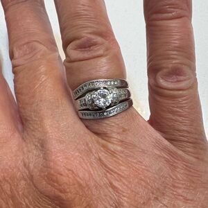 Elegant Silver Women's Ring with Clear Gemstone